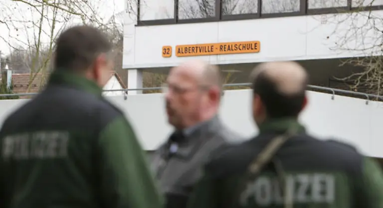 Ein-Grossaufgebot-der-Polizei-riegelt-die-naehere-Umgebung-ab