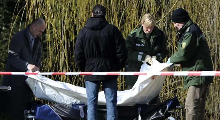 Zwoelf-an-der-Schule-und-drei-weitere-auf-seiner-Flucht