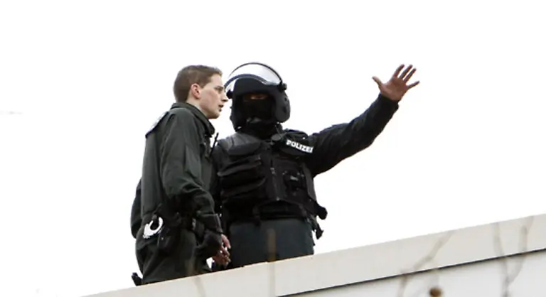 Die-Motive-sind-noch-unklar-Der-Taeter-sei-ein-unauffaelliger-Schueler-gewesen-heisst-es-Er-habe-seinen-Schulabschluss-gemacht-und-dann-eine-Ausbildung-angefangen