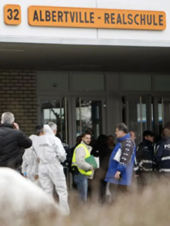 Forensiker-und-Psychologen-am-Ort-des-Geschehens