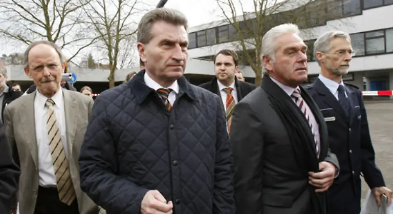 Auch-Ministerpraesident-Oettinger-kommt-um-sich-ein-Bild-von-der-Lage-zu-machen