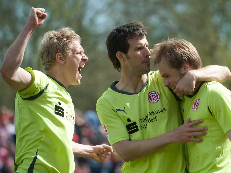 Großer Jubel über den Siegtreffer bei Düsseldorfs Johannes van den Bergh, Jens Langeneke und Torschütze Maximilian Beister (von links nach rechts).