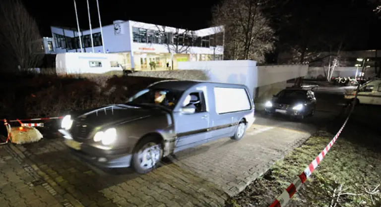 Leichenwagen-verlassen-das-Schulgelaende