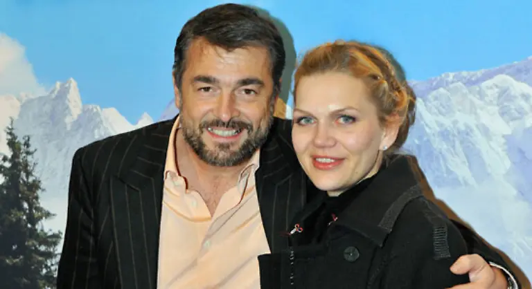 Auf-der-Alm-kommt-es-wie-es-kommen-muss-Sie-findet-Gefallen-an-dem-Senner-Daniel-Stefan-Gubser