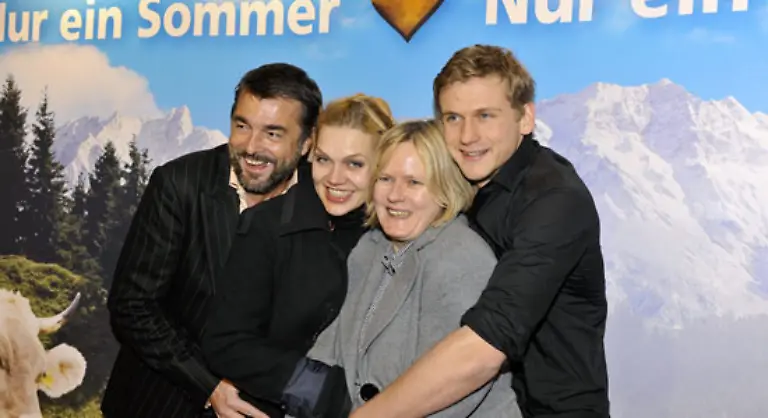 Dies-bleibt-auch-ihrem-Freund-nicht-verborgen-der-Eva-spontan-besucht-Am-Ende-trifft-Eva-eine-ueberraschende-Entscheidung