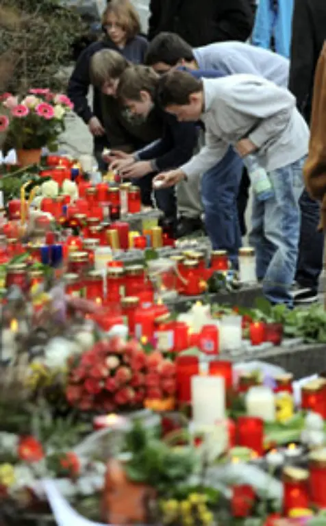 Die-Menschen-der-Stadt-bringen-Blumen-Kerzen-und