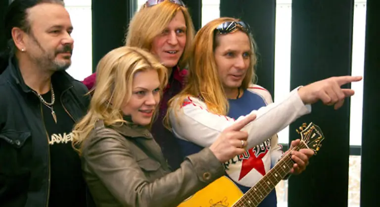 Als-Saengerin-steht-Anna-Loos-mit-der-Rockband-Silly-auf-der-Buehne-wo-sie-in-die-Fussstapfen-des-DDR-Stars-Tamara-Danz-tritt-Aktuell-ist-sie-mit-der-ZDF-Produktion-Wohin-mit-Vater-beschaeftigt