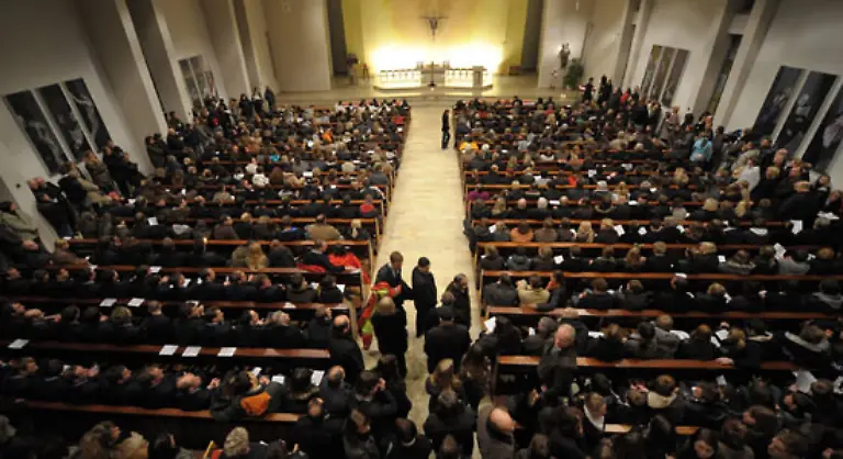 etwa-im-Schoss-der-Kirche