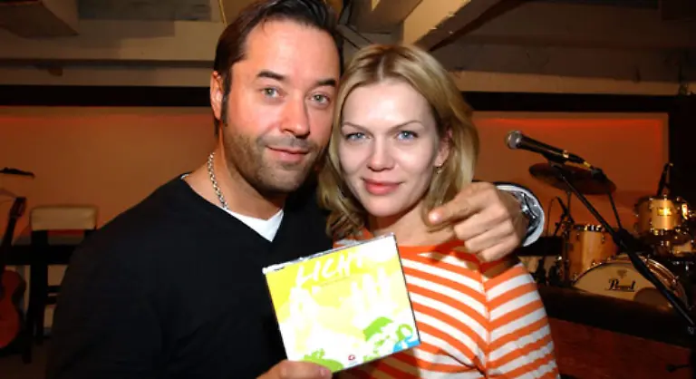 Ich-war-auf-dem-Gymnasium-in-Wedel-in-Schleswig-Holstein-Ich-habe-da-bei-einer-Tante-gelebt-weil-ich-ja-aus-dem-Osten-abgehauen-bin-Ich-habe-mich-mit-ihr-vor-den-Fernseher-gesetzt-und-sie-hat-gesagt-die-Mauer-ist-gefallen