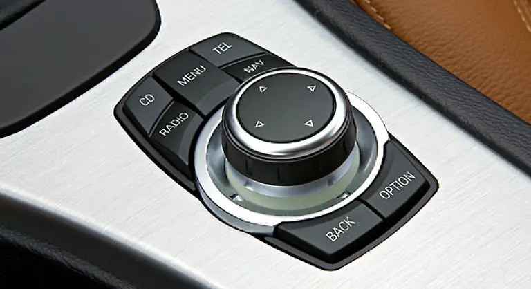 Ausserdem-hat-BMW-sein-Multimedia-System-iDrive-in-der-zweiten-Generation-vorgestellt-Die-Bedienung-soll-noch-einfacher-sein-Der-haptische-Eindruck-des-charakteristischen-Drehknopfes-hat-sich-jedenfalls-bereits-deutlich-verbessert