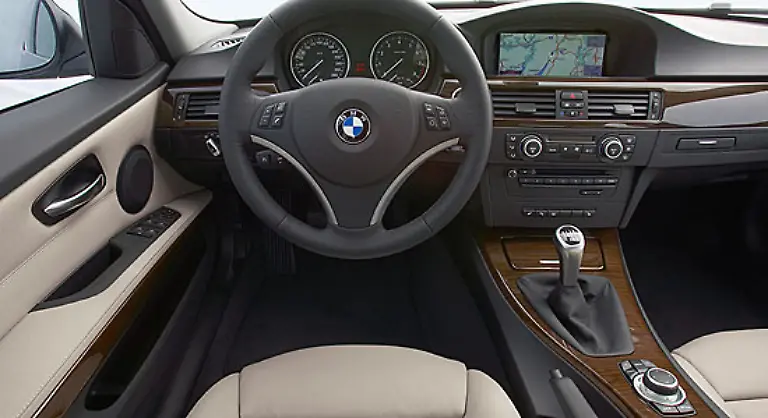 Im-Innenraum-geht-es-hochwertig-zu-Zahlreiche-Alu-Applikationen-unterstreichen-diesen-Eindruck-Die-Verarbeitung-ist-einwandfrei-und-die-Bedienbarkeit-vorbildlich-Lediglich-die-An-Aus-LED-fuer-den-Regensensor-am-rechten-Schalthebel-ist-schwer-einsehbar