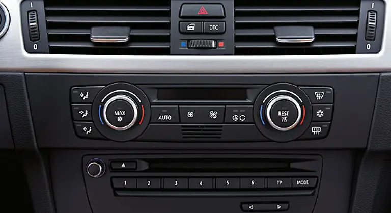 BMW-beschraenkt-sich-auf-moeglichst-wenige-Knoepfe-was-die-Uebersichtlichkeit-erhoeht-Die-Zwei-Zonen-Klimaautomatik-lernten-wir-bei-unserem-Test-im-ausgesprochen-kalten-Februar-zu-schaetzen