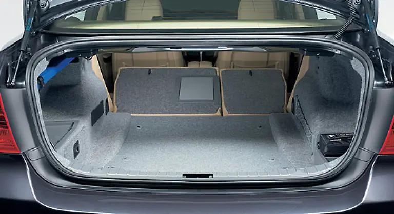 Waehrend-im-vorderen-Teil-die-Platzverhaeltnisse-ordentlich-sind-geht-es-auf-der-Rueckbank-recht-beengt-zu-Im-Kofferraum-bietet-der-3er-mit-460-Litern-nur-etwas-weniger-Stauraum-als-die-Konkurrenz-Die-beiden-seitlichen-Kanten-sind-allerdings-etwas-unpraktisch