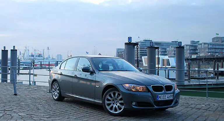 Mit-4-53-Metern-Laenge-1-42-Metern-Hoehe-und-1-82-Metern-Breite-ist-der-3er-zwar-etwas-groesser-geworden-geht-aber-immer-noch-als-Kompakt-Limousine-durch