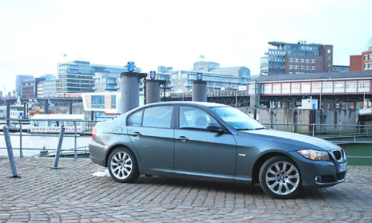 Beim-Radstand-hat-er-mit-2-76-Metern-ebenfalls-leicht-zugelegt-Vorne-und-hinten-sind-auf-Wunsch-LED-Blinkleuchten-an-Bord-Beim-Facelift-im-vergangenen-Jahr-wurde-die-seitliche-Linienfuehrung-optisch-etwas-gestreckt-und-die-BMW-Niere-bekam-ein-neues-Aussehen