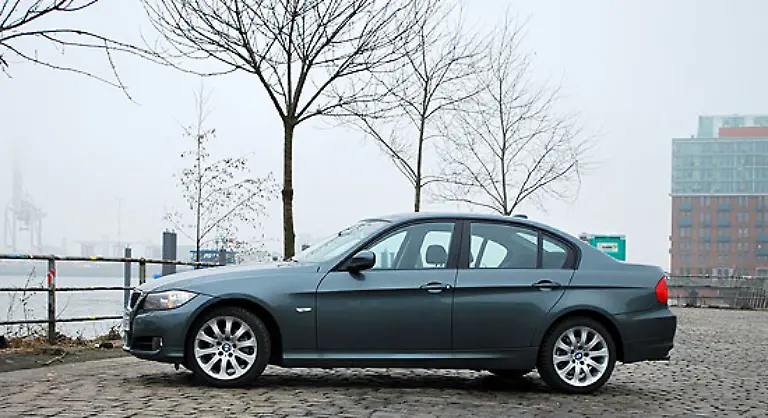 Seit-dem-Erscheinen-des-intern-als-E90-bezeichneten-Modells-sind-alle-Diesel-Motoren-mit-Common-Rail-Technik-gebaut-haben-Turbolader-und-Ladeluftkuehlung-an-Bord-Selbstverstaendlich-gibt-es-auch-einen-Dieselpartikelfilter-serienmaessig