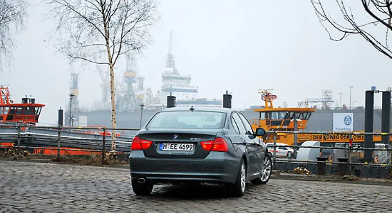 Der-318d-aus-unserem-Test-hat-143-PS-105-kW-und-stuermt-mit-einem-Drehmoment-von-300-Newtonmetern-nach-vorne-Der-Spurt-von-0-auf-100-Kilometer-pro-Stunde-schafft-er-in-9-3-Sekunden