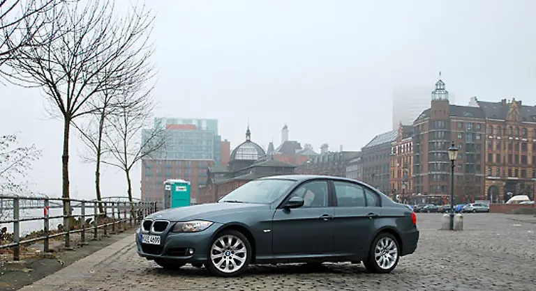 Im-Zuge-der-Effizienzoptimierung-hat-BMW-einen-sehr-lange-uebersetzten-sechsten-Gang-spendiert-Das-spart-Sprit-und-laesst-entspannt-reisen-Allerdings-ist-der-Durchzug-ab-140-km-h-doch-eingeschraenkt-und-ein-Zurueckschalten-in-den-fuenften-Gang-ratsam