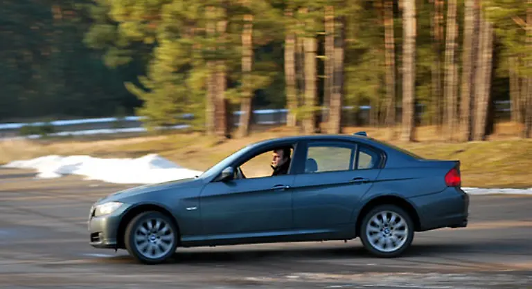 Dabei-ist-das-Feedback-fuer-den-Fahrer-jederzeit-praezise-und-vermittelt-ein-gutes-Gefuehl-fuer-den-Grenzbereich-des-Autos