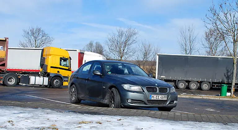 Die-Navigation-ueber-Festplatte-funktioniert-auch-im-Grossstadtdschungel-sehr-gut-Tadellos-zeigt-sie-auf-der-Autobahn-den-Weg-Nett-anzusehen-ist-die-3D-Ansicht