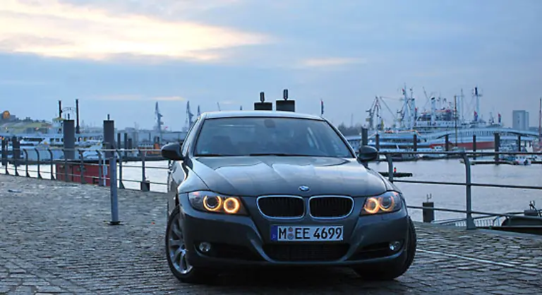 Schmerzhaft-ist-hingegen-der-Preis-Fuer-31-050-Euro-gibt-es-den-BMW-318d-allerdings-mit-nur-wenig-Serienausstattung-An-Sonderausstattungen-empfehlen-sich-in-jedem-Fall-das-Comfort-und-Licht-Paket-Gut-ausgeruestet-sind-die-40-000-Euro-schnell-erreicht