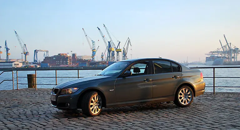 Dafuer-bekommt-man-ein-ueberzeugendes-Auto-mit-Premium-Ambiente-Vielfahrer-werden-sich-ueber-den-recht-guenstigen-Unterhalt-und-hohen-Komfort-freuen-Der-Fahrspass-bleibt-dabei-nie-auf-der-Strecke-Freude-am-Fahren-eben