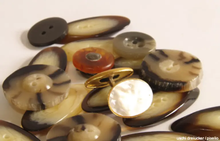 Bis-heute-loesen-Kaemme-und-Knoepfe-aus-Rinderhorn-bei-Liebhabern-Begeisterung-aus-Die-Kaemme-sind-antistatisch-und-sollen-bei-Gebrauch-das-Haar-besonders-schoen-und-glaenzend-machen