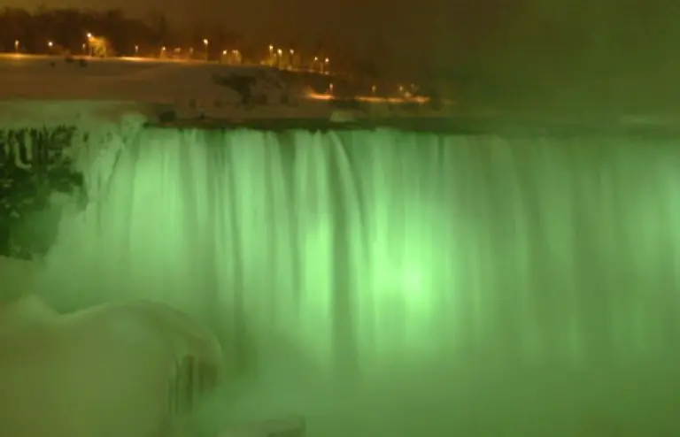 und-die-Niagara-Wasserfaelle-nehmen-die-Farbe-der-Hoffnung-an