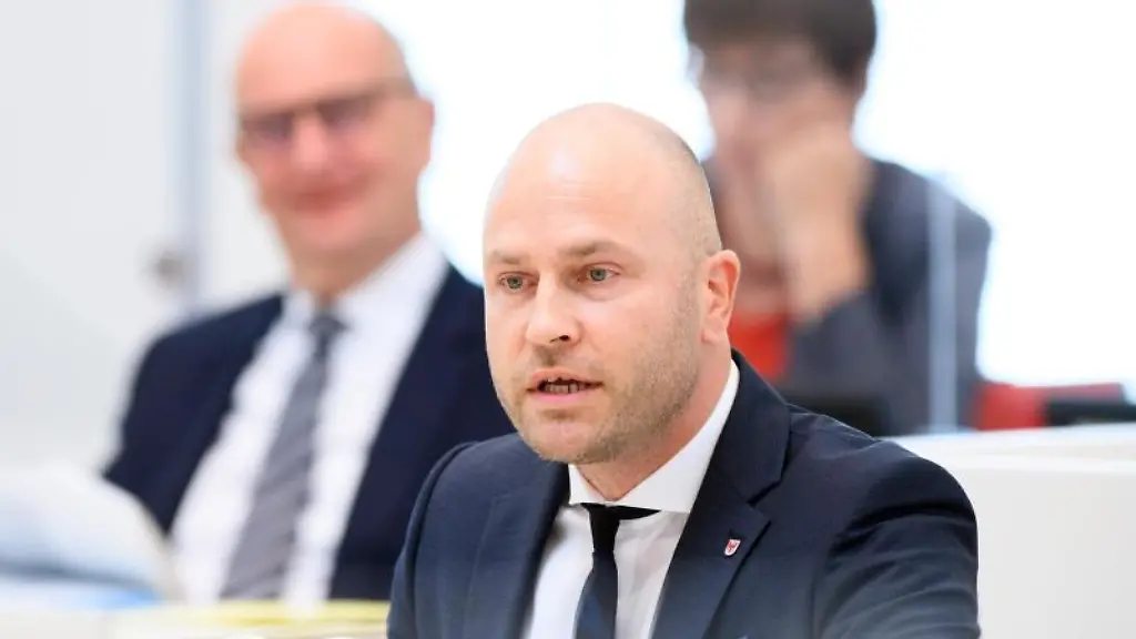 Daniel-Muenschke-AfD-spricht-waehrend-der-Landtagssitzung