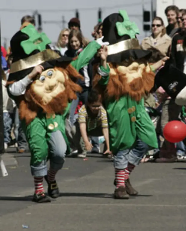 Auch-dem-irischen-Kobold-dem-Leprechaun-begegnet-man-auf-der-Strasse