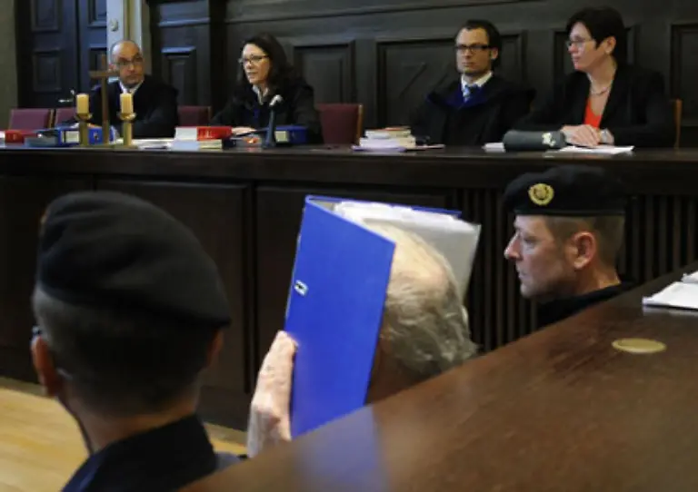 ein-Mann-in-dem-viele-nur-das-Monster-oder-das-Biest-sehen