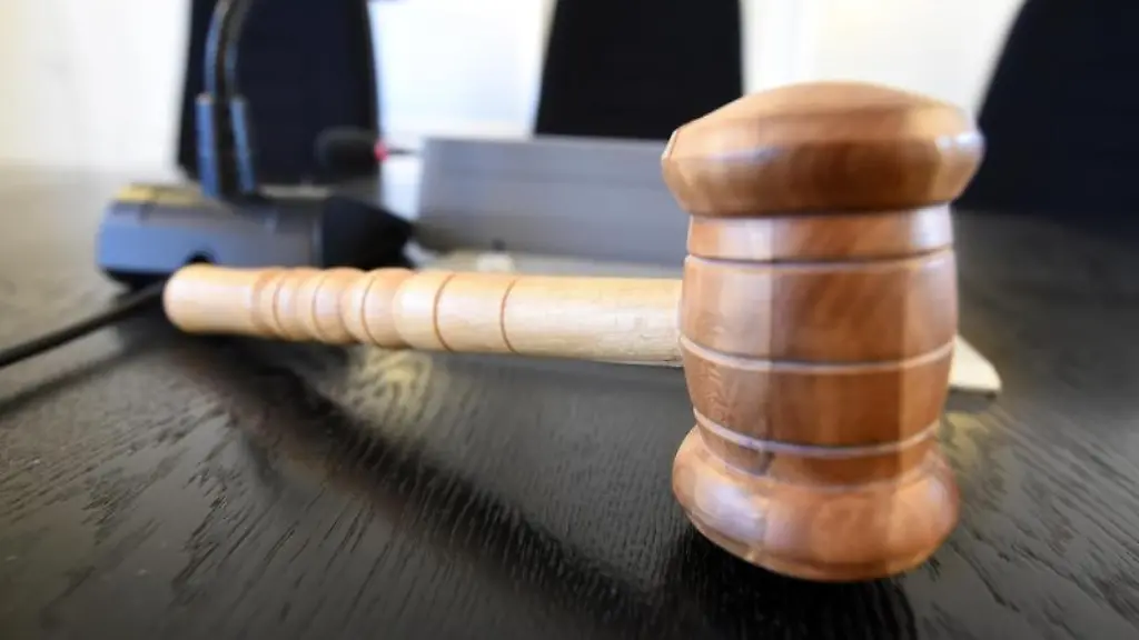 Auf-der-Richterbank-liegt-ein-Richterhammer-aus-Holz