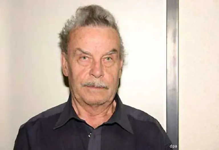 die-diese-ohne-aerztliche-Hilfe-in-dem-Kellerkerker-zur-Welt-bringen-muss