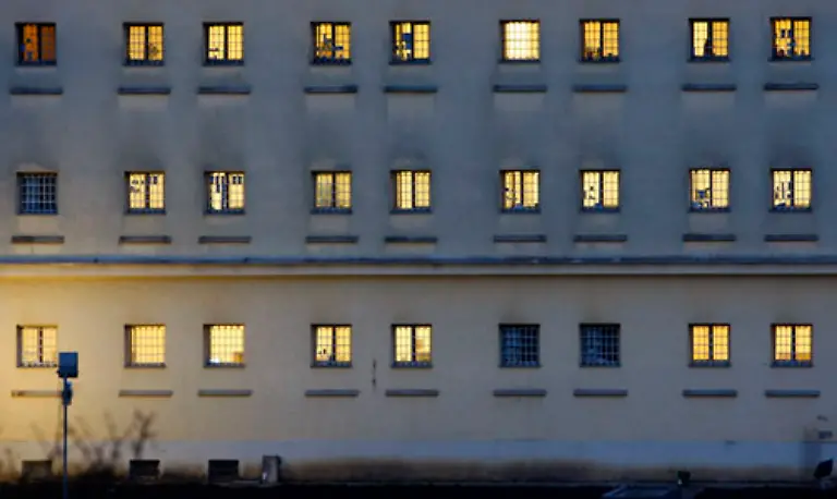 Fritzl-wird-verhaftet-und-sitzt-seitdem-in-Untersuchungshaft