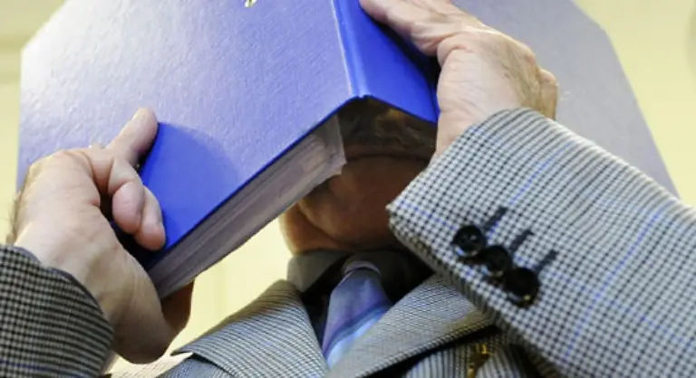 wo-er-ein-unauffaelliges-Haeftlingsdasein-fuehrt-und-versucht-das-Bild-des-fuersorglichen-Vaters-zu-retten