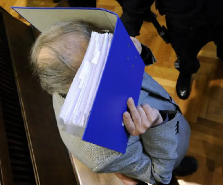 Versteckt-hinter-Aktenordnern-wird-er-ins-Gericht-gefuehrt