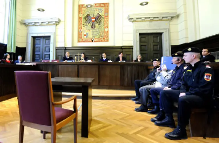 Aber-dann-wird-die-elfstuendige-Videoaussage-seiner-Tochter-abgespielt