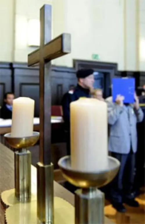 Hinzu-kam-dass-Fritzls-Tochter-Elisabeth-bei-der-Vernehmung-ihres-Vaters-im-Gerichtssaal-sass