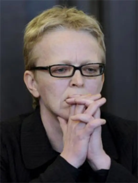 Als-er-bemerkt-hat-dass-die-Elisabeth-dort-auf-der-Zuschauertribuene-sitzt-war-s-mit-ihm-ganz-aus-Im-Bild-Die-Opferanwaeltin-Eva-Plaz