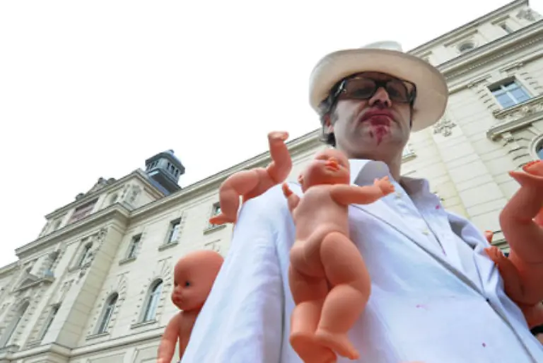 mit-Aktionskuenstlern-vor-dem-Gericht