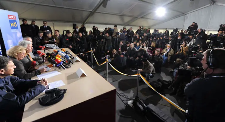 der-auf-nachmittaeglichen-Pressekonferenzen-Rede-und-Anwort-stehen-muss