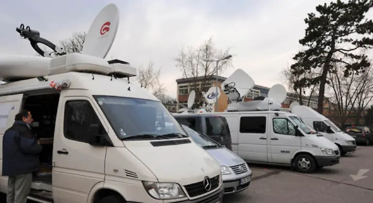 Schon-jetzt-hat-haben-Boulevardzeitungen-allen-Appellen-zum-Trotz-zahllose-Details-aus-dem-Keller-geschildert-die-Londoner-Sun-druckte-bereits-Bilder-eines-Paparazzo