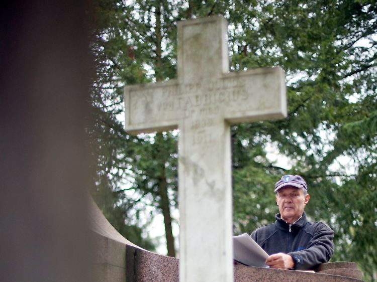 Friedhofskenner und Grabmalpate Dieter Georg auf demFrankfurter Hauptfriedhof an dem von ihm entdeckten und restaurierten Grab von Philipp Julius von Fabricius.