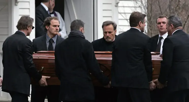 Liam-Neeson-l-und-der-Ehemann-von-Vanessa-Redgrave-Natashas-Mutter-Schauspieler-Franco-Nero-Mitte-tragen-den-Sarg-der-45-Jaehrigen