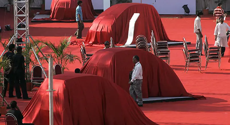 Fuer-100-000-Rupien-rund-1450-Euro-soll-es-den-Nano-in-Indien-geben-Die-Basisversion-ist-allerdings-auch-kaum-mehr-als-ein-ueberdachter-Motorroller-Geruechteweise-duerfte-der-Preis-aber-mittlerweile-schon-bei-120-000-Rupien-liegen