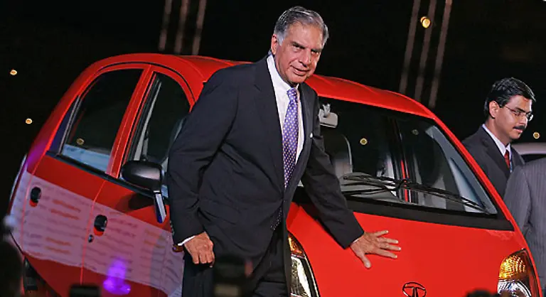 Firmenpatriarch-und-Praesident-Ratan-Tata-liess-es-sich-nicht-nehmen-den-Kleinwagen-persoenlich-der-Weltoeffentlichkeit-vorzustellen