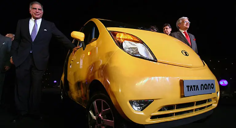 Ein-grosser-Tag-ist-die-Praesentation-des-Autos-fuer-die-Marke-Tata-so-Unternehmenssprecher-Debashis-Ray-rechts