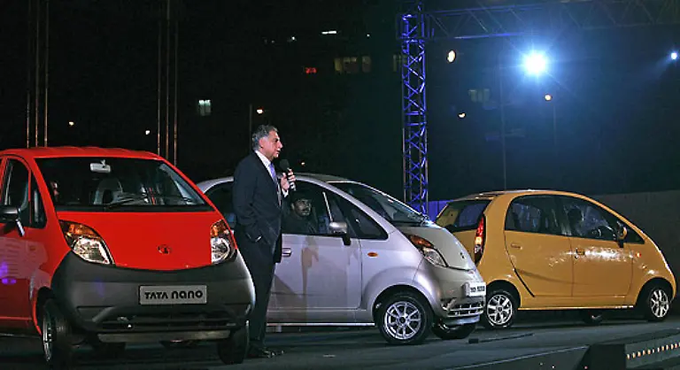 Links-ist-die-Standard-Version-zu-sehen-In-der-Mitte-und-rechts-die-Luxus-Version-Bei-Tata-erhofft-man-sich-einen-aehnlich-grossen-Erfolg-wie-ihn-einst-der-Kaefer-von-Volkswagen-hatte-Er-soll-ein-ganzes-Volk-mobilisieren