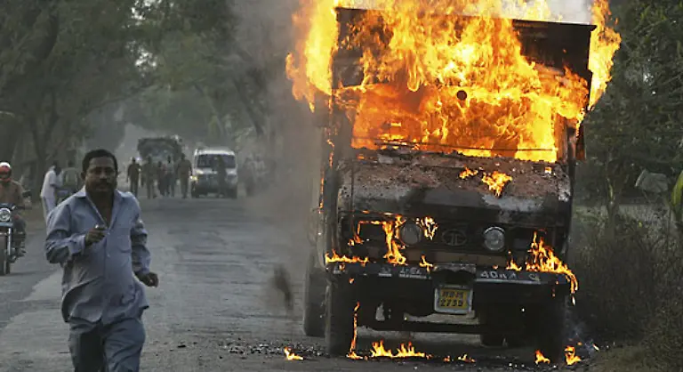 Doch-das-Volk-hat-sich-erst-mal-gewehrt-Und-zwar-gegen-die-Fabrik-in-der-der-Nano-gebaut-werden-sollte-Die-Entschaedigung-fuer-ihr-Land-fanden-viele-Bauern-unzureichend-Einige-wollten-schlicht-ihr-Land-fuer-den-400-Hektar-grossen-Neubau-nicht-hergeben
