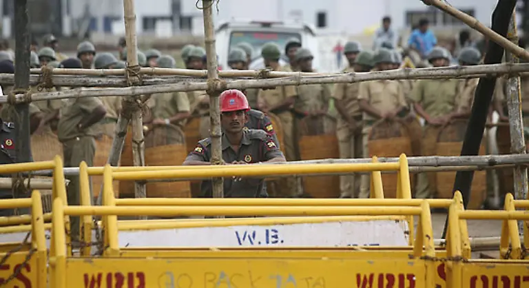 Doch-wegen-der-massiven-Proteste-stellte-man-den-Bau-ein-Jetzt-wird-erst-mal-notduerftig-in-zwei-anderen-Fabriken-produziert-bevor-Ende-des-Jahres-das-neue-Werk-in-Gujarat-fertig-wird